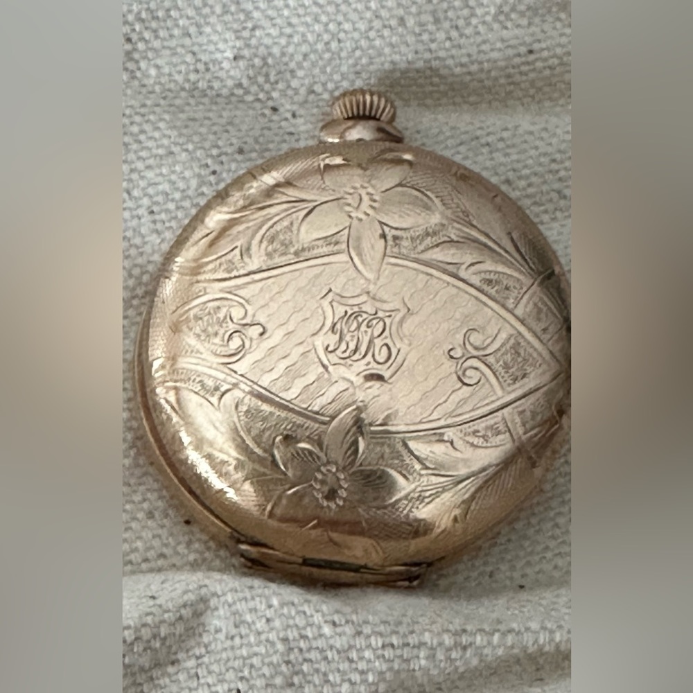 OLD pocket watch has the tick tick sound,  gold color
